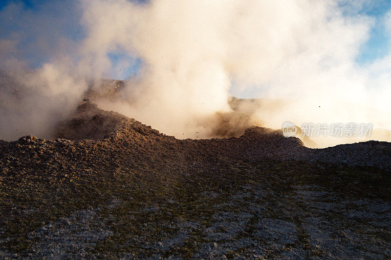 风景秀丽的日出Sol de Mañana地热地区在Altiplano，玻利维亚